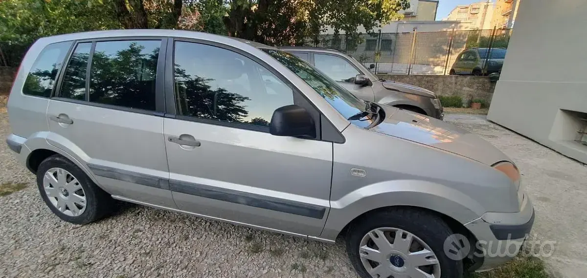 Usata Ford Fusion 80 CV (58 kW) 2012 Grigio Utilitaria