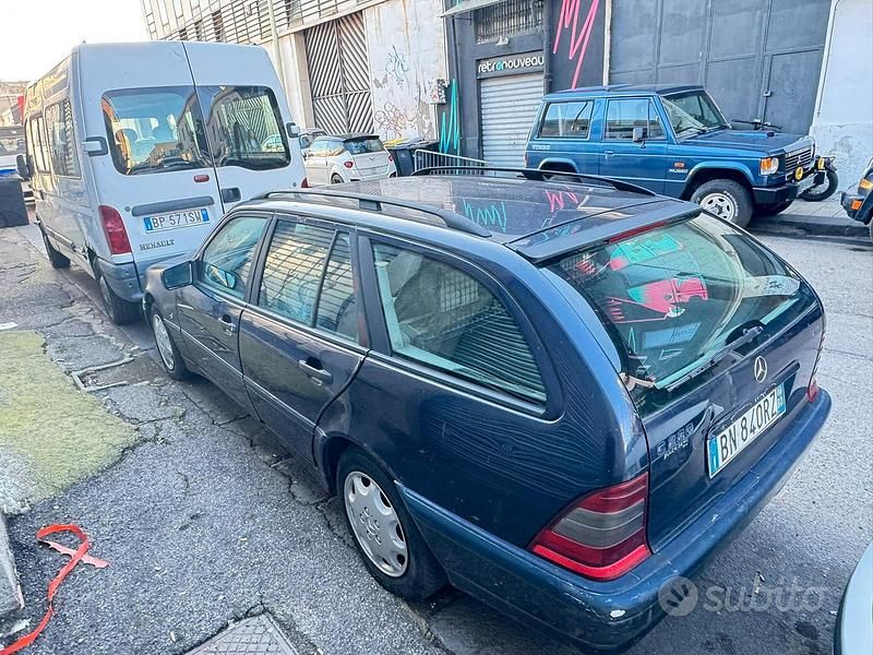 Usata Mercedes C220 125 CV (91 kW) 2000 Blu Station wagon