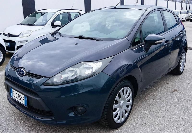 Usata Ford Fiesta 82 CV (60 kW) 2011 Grigio Utilitaria