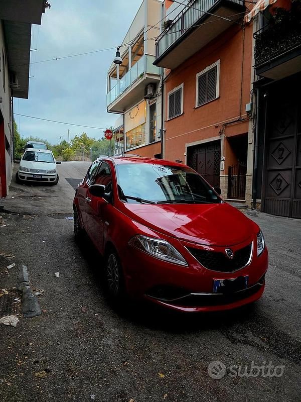 Usata Lancia Ypsilon 95 CV (69 kW) 2016 Rosso Utilitaria