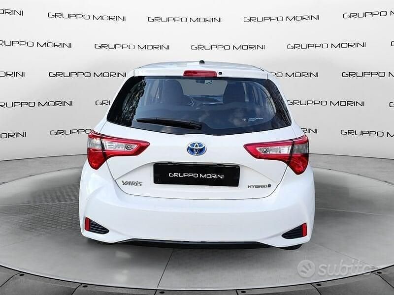 Usata Toyota Yaris Hybrid Cool 101 CV (74 kW) 2018 Bianco Berlina
