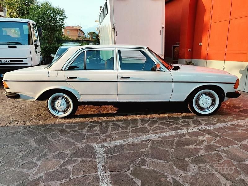 Usata Mercedes 240 72 CV (52 kW) 1980 Bianco Berlina