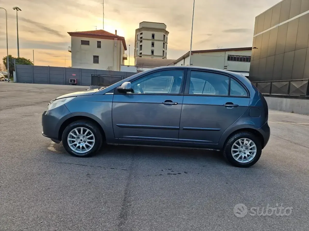 Usata Tata Indica 75 CV (55 kW) 2011 Grigio Berlina