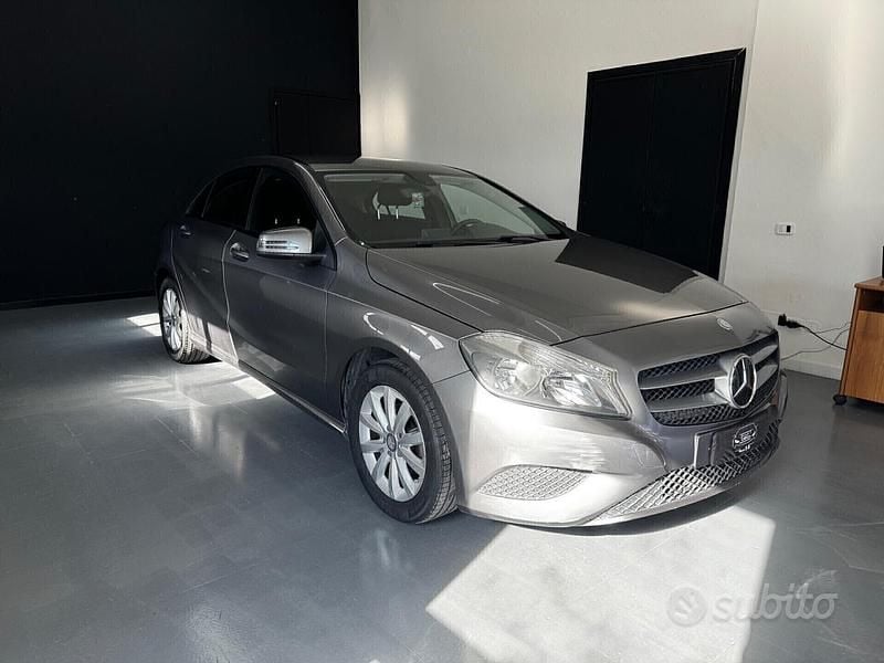 Usata Mercedes A180 109 CV (80 kW) 2015 Grigio Berlina