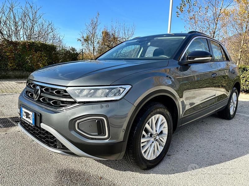 Usata VW T-Roc Life 116 CV (85 kW) 2022 Grigio SUV