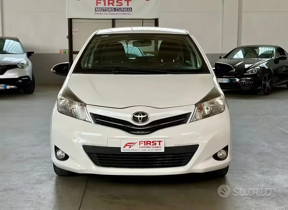 Usata Toyota Yaris Lounge 99 CV (72 kW) 2012 Bianco Utilitaria