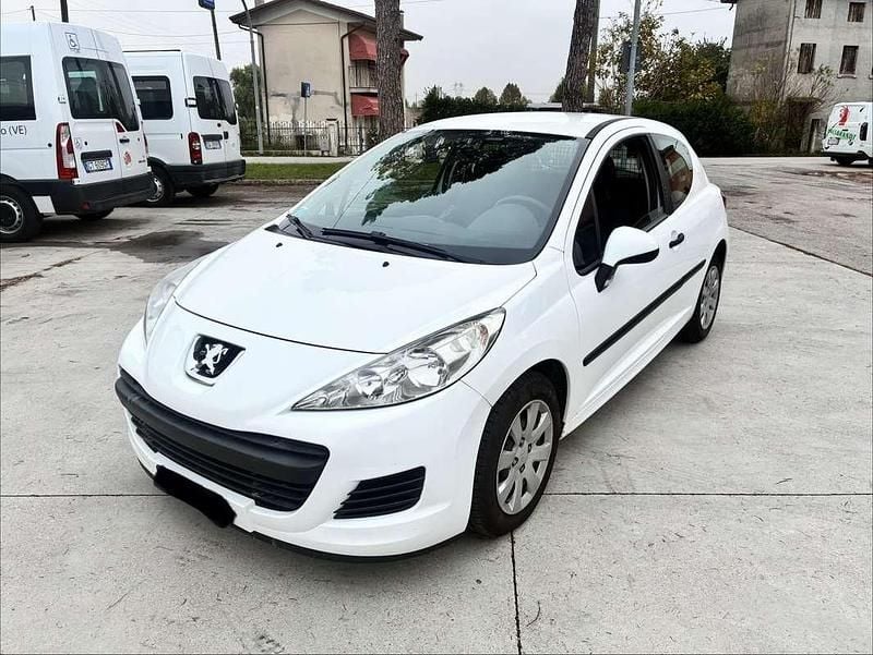 Usata 2010 Peugeot 207 Tre volumi | 2700 € (Ottimo prezzo) - Immagine 1/4