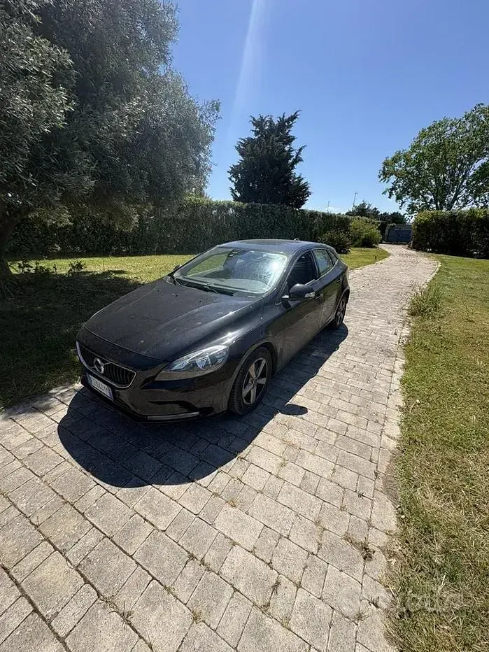 Gebraucht Volvo V40 120 PS (88 kW) 2018 Schwarz Kleinwagen