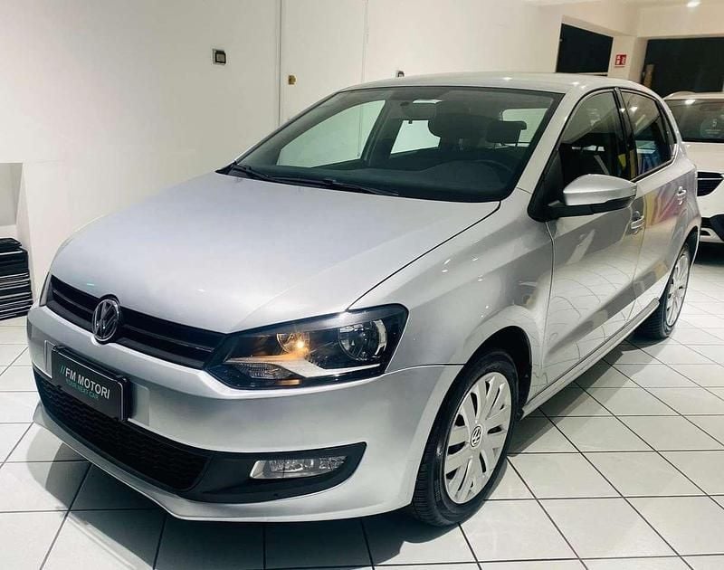 Grigio Usata 2014 VW Polo Comfortline Tre volumi | 7800 € (Buon prezzo) - Immagine 1/4