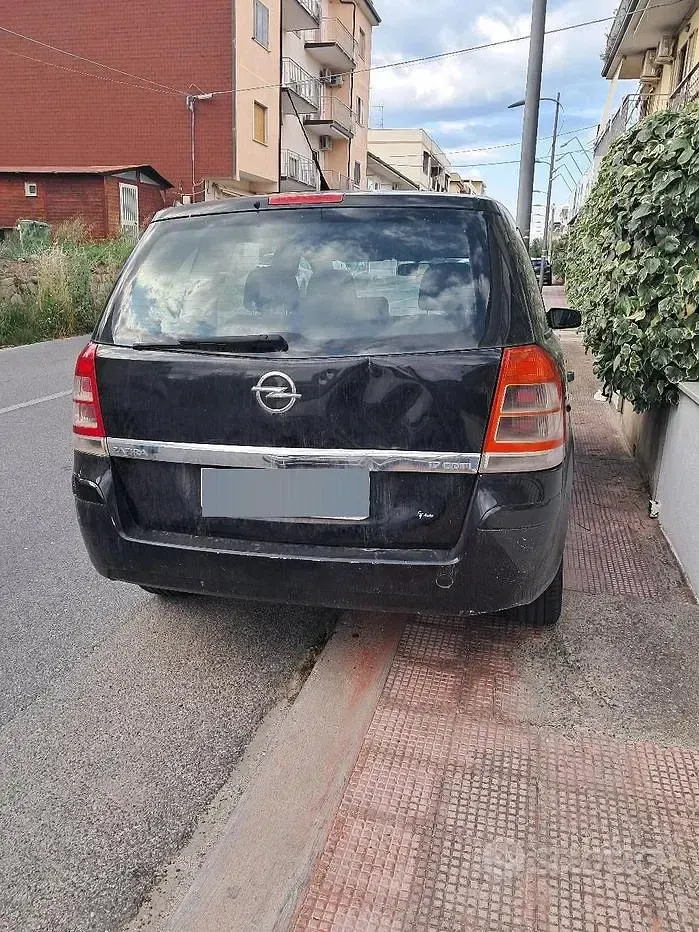 Usata Opel Zafira 110 CV (80 kW) 2009 Nero Monovolume