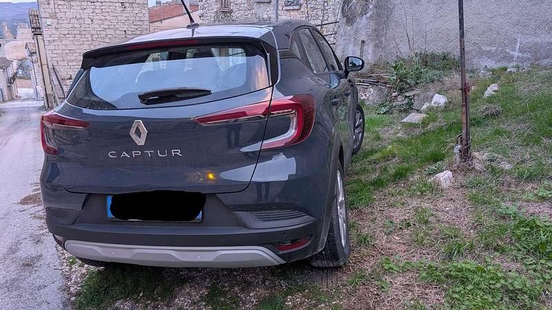 Usata Renault Captur Equilibre 101 CV (74 kW) 2023 Blu/azzurro SUV