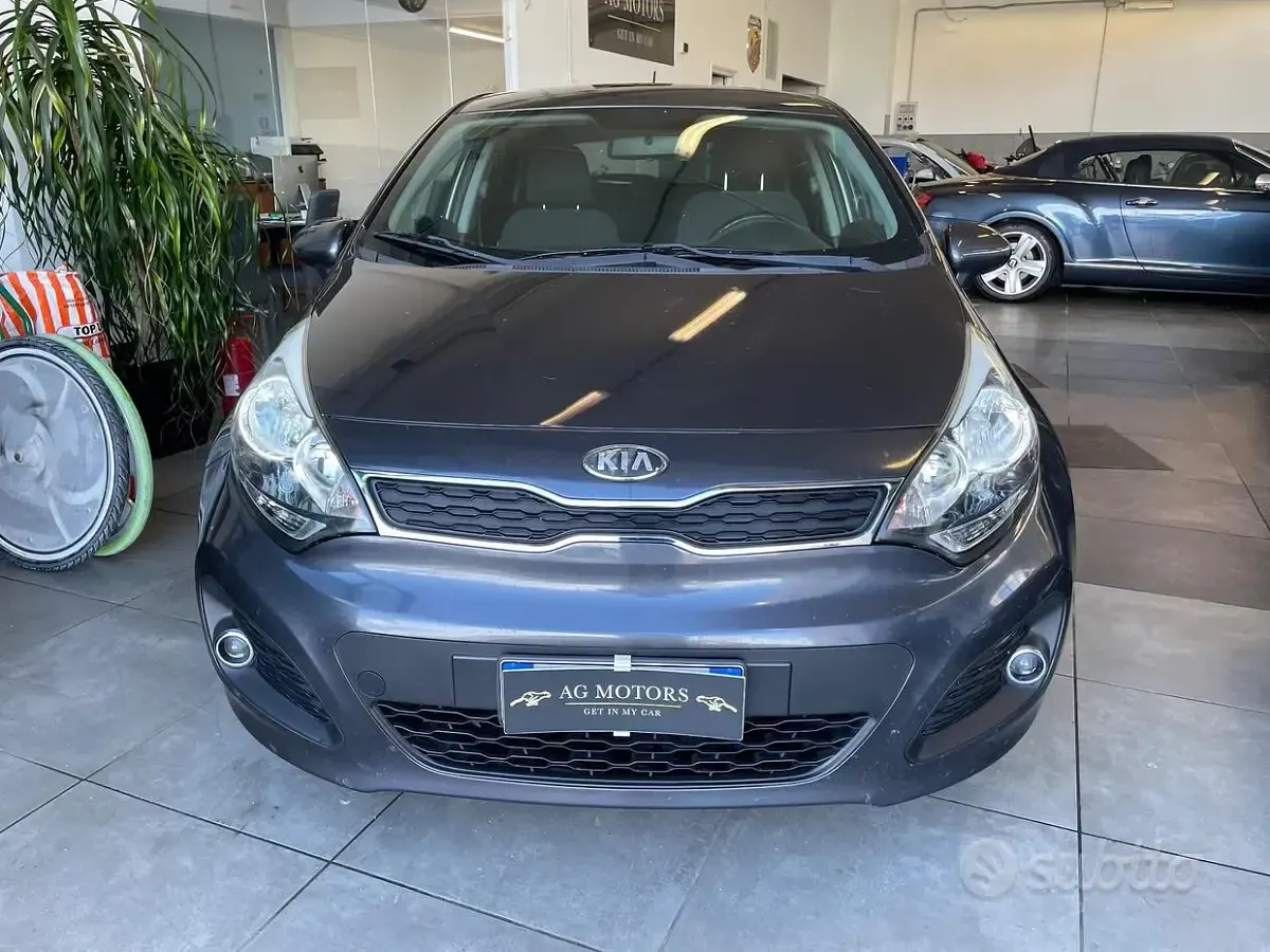 Usata Kia Rio 75 CV (55 kW) 2014 Grigio Berlina