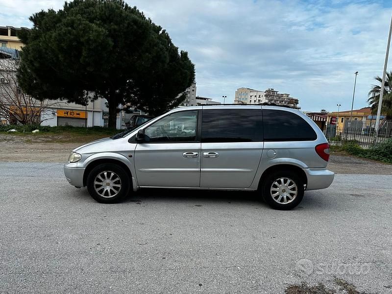Usata Chrysler Voyager 143 CV (105 kW) 2002 Grigio Monovolume