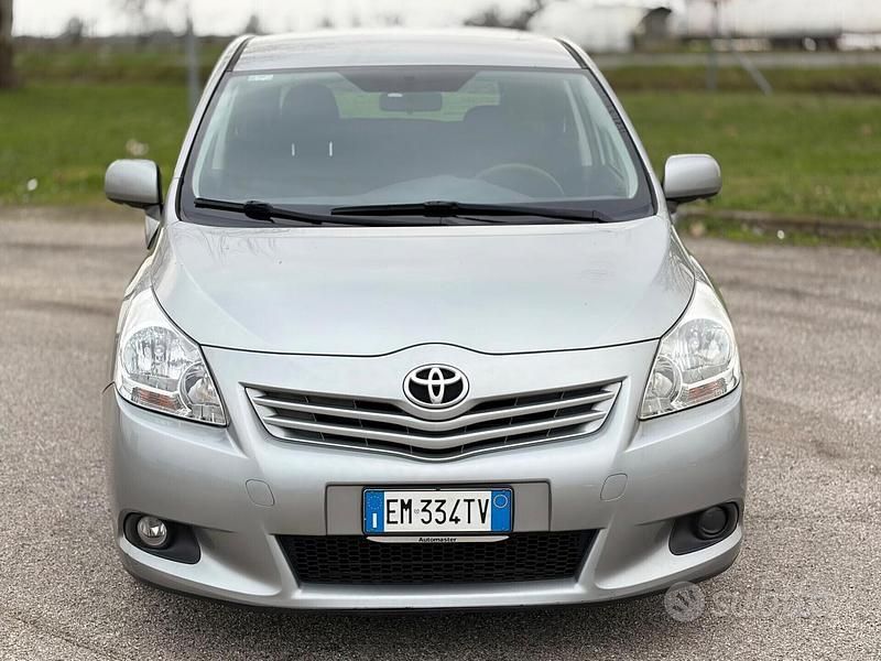 Usata Toyota Verso 126 CV (92 kW) 2012 Grigio Monovolume