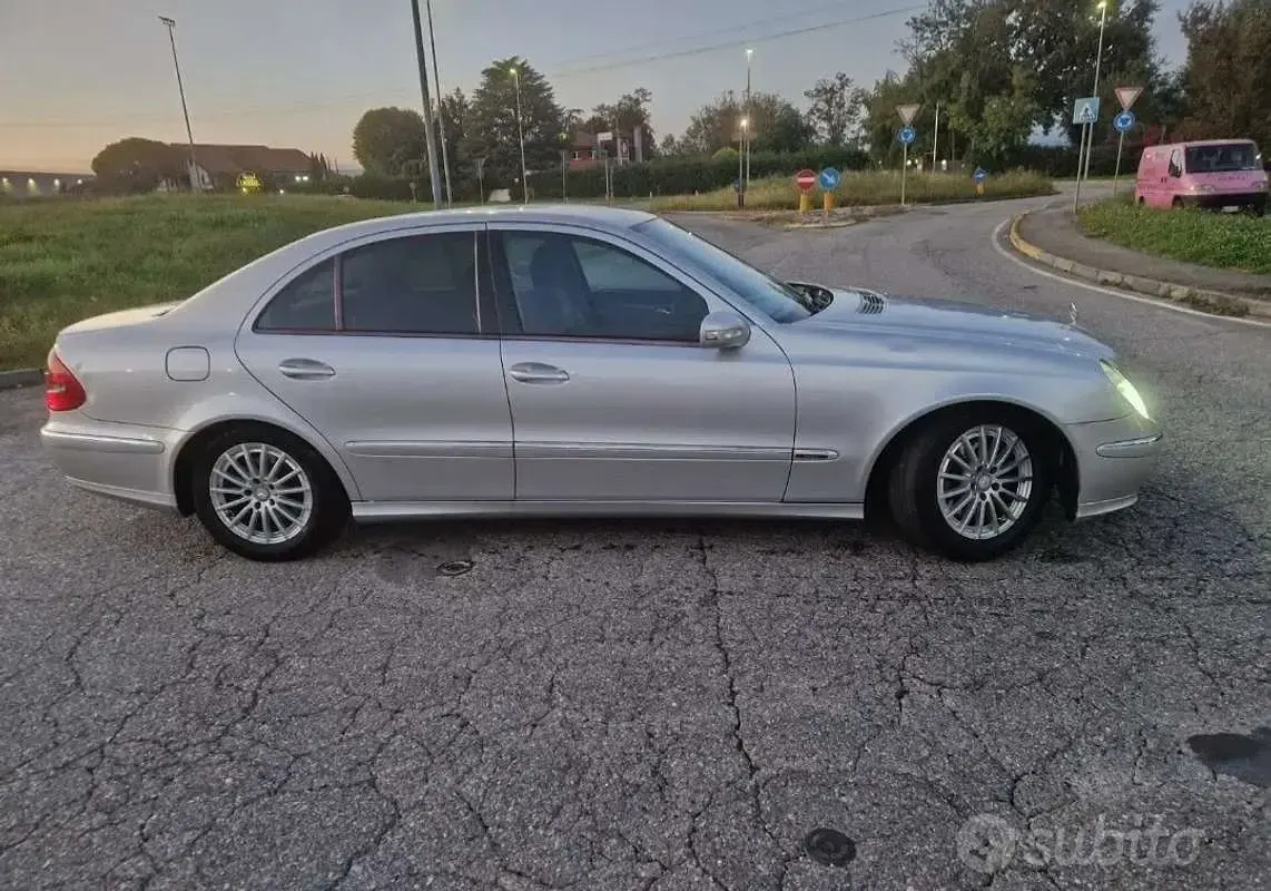 Usata Mercedes E220 Avantgarde 150 CV (110 kW) 2004 Berlina