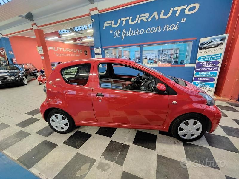 Usata Toyota Aygo 756 CV (556 kW) 2010 Rosso Utilitaria