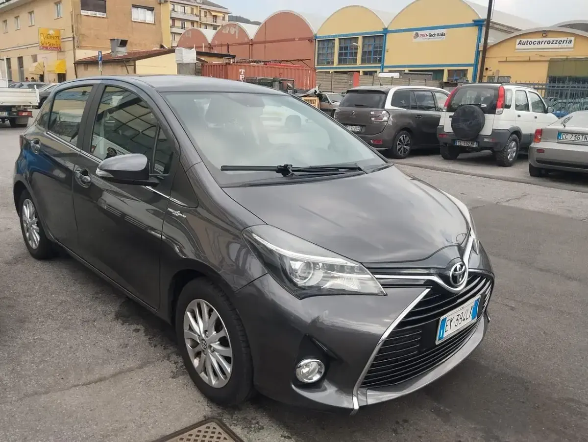Usata Toyota Yaris Lounge 89 CV (65 kW) 2015 Grigio Utilitaria