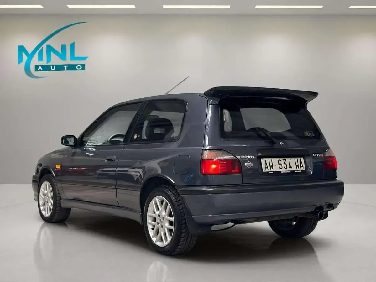 Usata Nissan Sunny 220 CV (161 kW) 1992 Nero Berlina