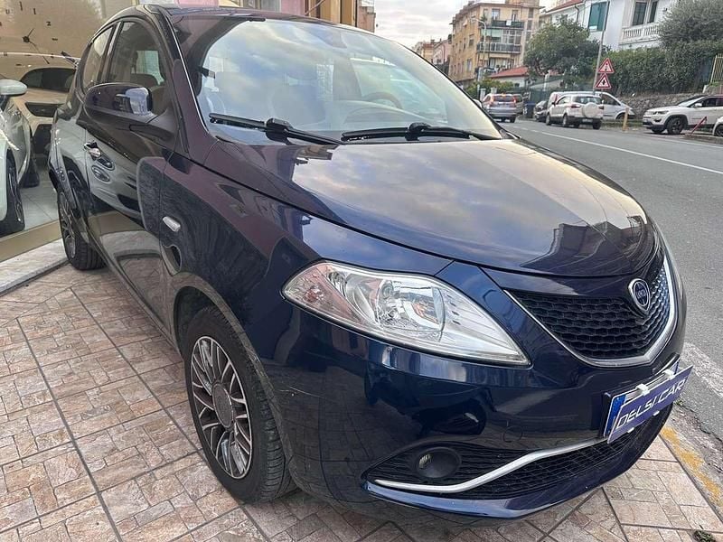 Blu dipinto di blu Usata 2017 Lancia Ypsilon Platinum Due volumi | 10.290 € (Buon prezzo) - Immagine 1/4