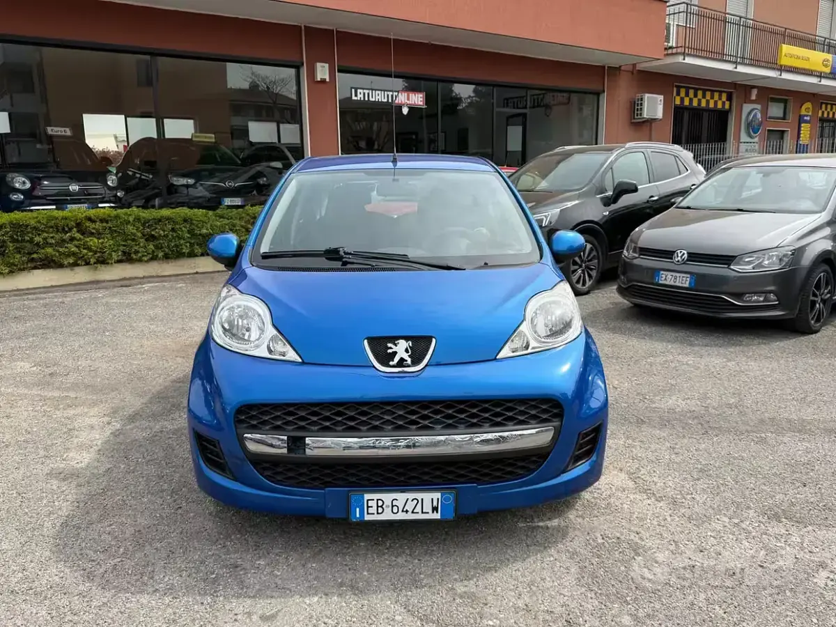 Usata Peugeot 107 Active 68 CV (50 kW) 2010 Blu Utilitaria