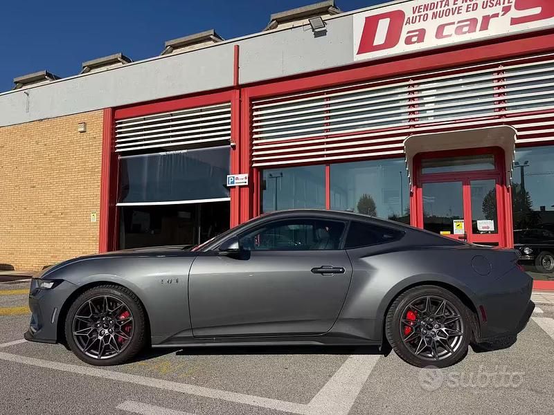 Usata Ford Mustang GT Fastback 446 CV (328 kW) 2024 Grigio Coupé