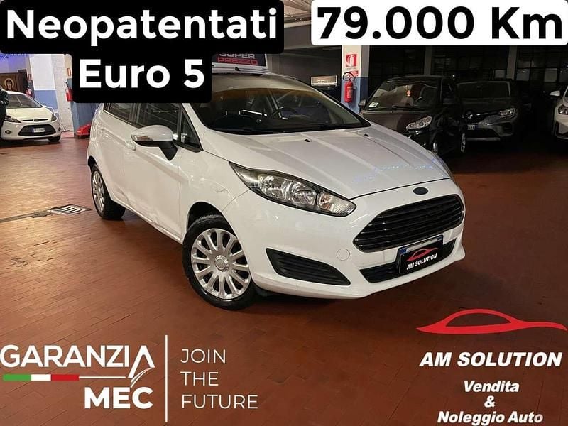Bianco Usata 2014 Ford Fiesta Tre volumi | 6950 € (Buon prezzo) - Immagine 1/4