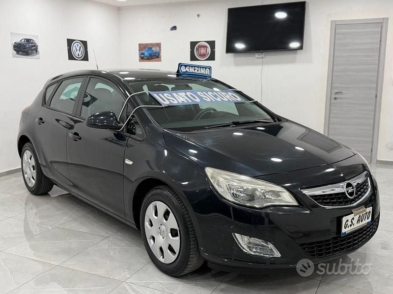 Usata Opel Astra Cosmo 100 CV (73 kW) 2012 Nero Berlina