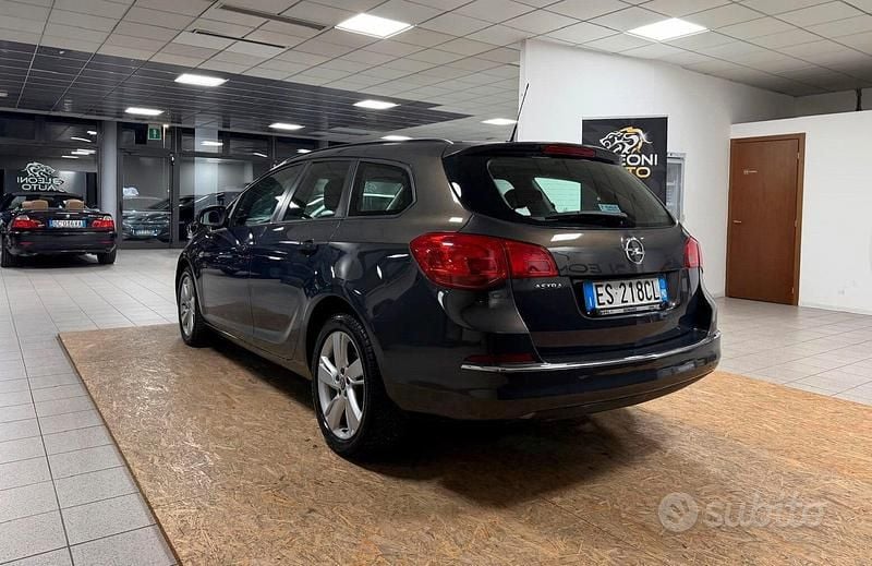 Usata Opel Astra 140 CV (102 kW) 2013 Grigio Station wagon