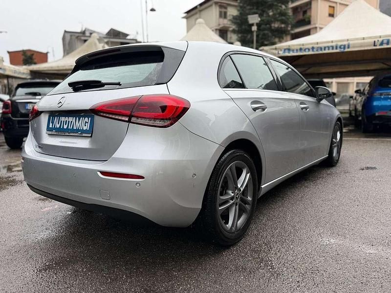 Usata Mercedes A180 Business 116 CV (85 kW) 2019 Gray Berlina