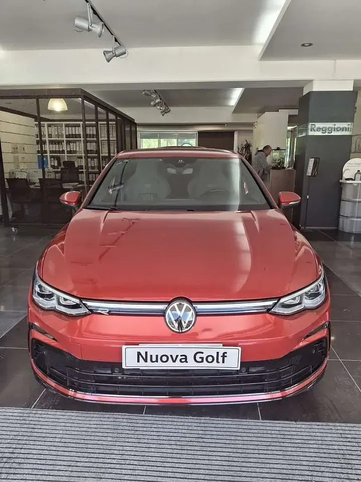 Usata VW Golf VIII R-line 150 CV (110 kW) 2023 Rosso Utilitaria