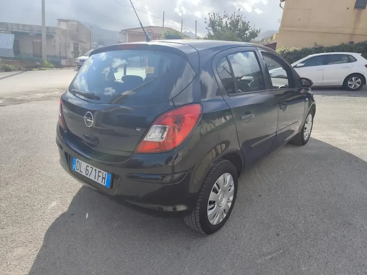 Używany Opel Corsa Club 60 KM (44 kW) 2009 Czarny Sedan/Limuzyna