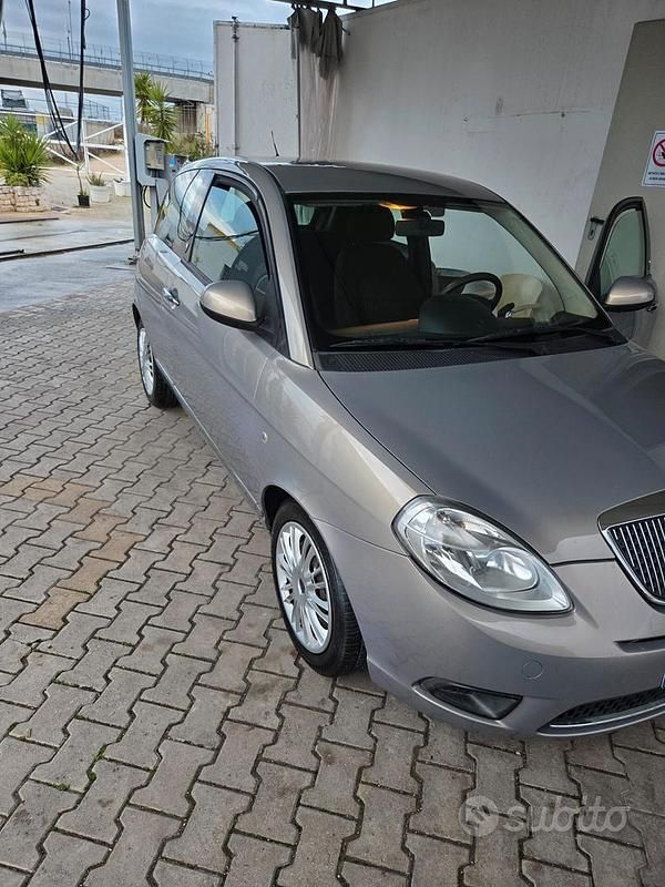 Usata Lancia Ypsilon 75 CV (55 kW) 2010 Marrone Utilitaria