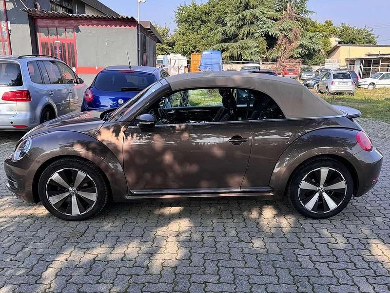 Usata VW Beetle Cabriolet Design 105 CV (77 kW) 2014 Marrone Cabrio