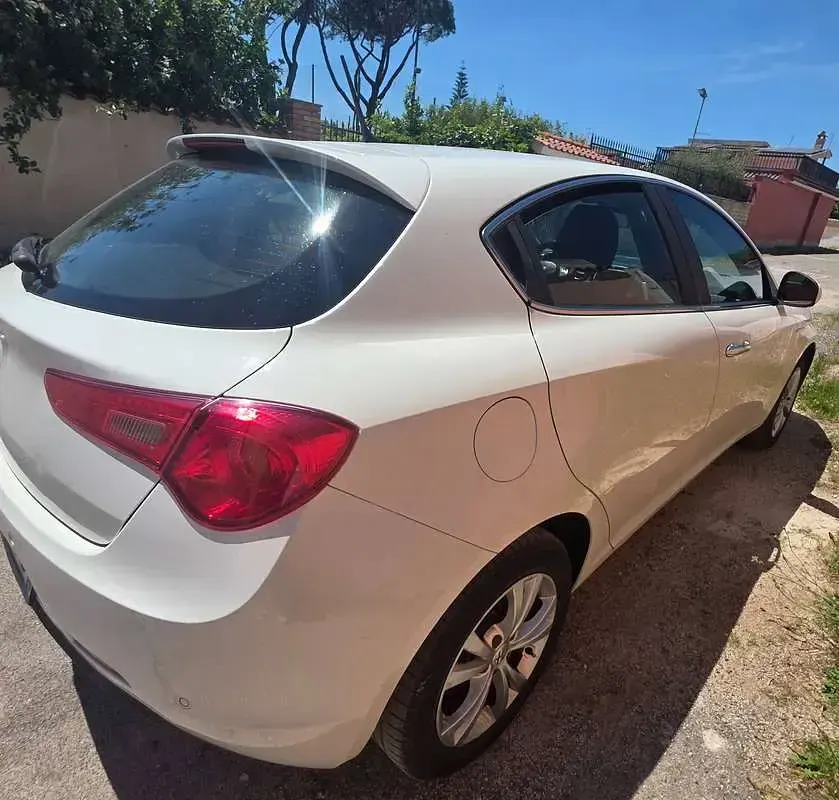 Usata Alfa Romeo Giulietta Progression 120 CV (88 kW) 2013 Bianco Utilitaria