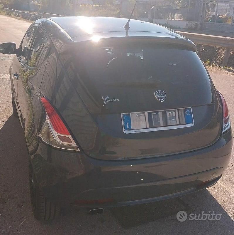Usata Lancia Ypsilon 69 CV (50 kW) 2016 Grigio Utilitaria