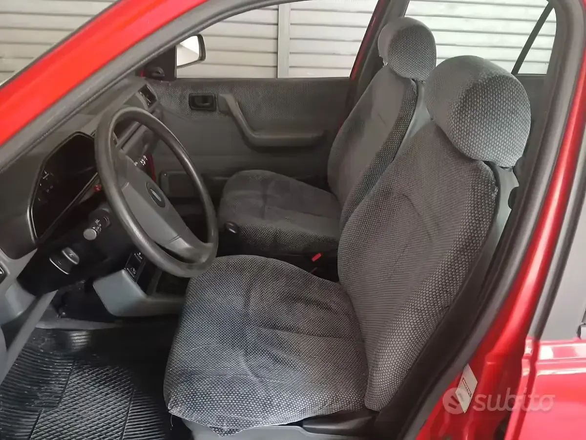 Usata Ford Fiesta 49 CV (36 kW) 1990 Rosso Utilitaria