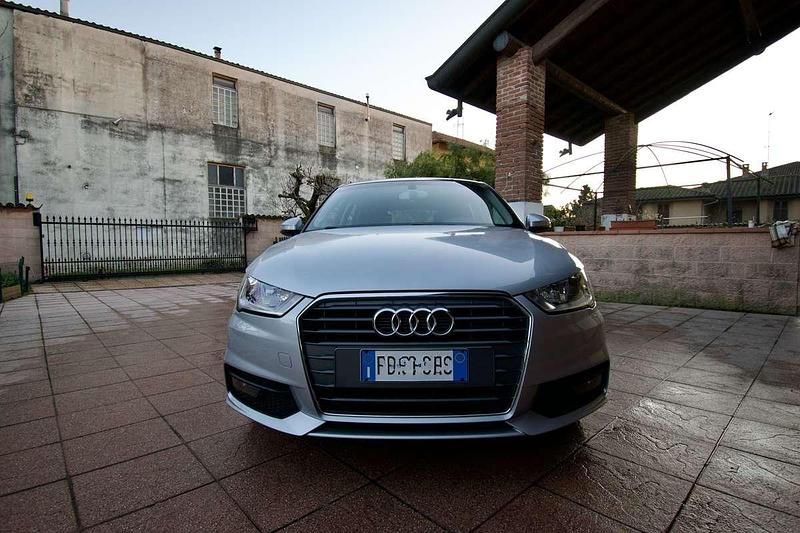 Usata Audi A1 Sportback Ambiente 90 CV (66 kW) 2015 Argento Utilitaria