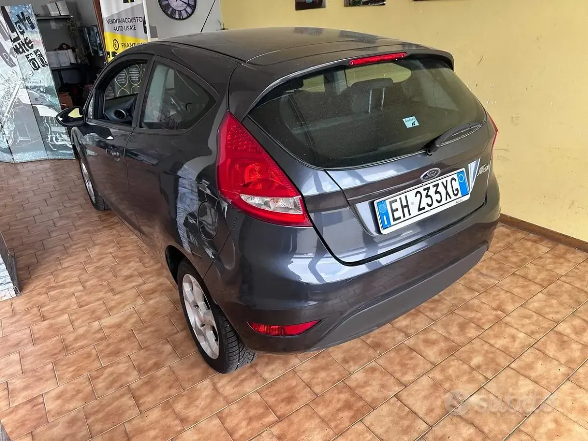 Usata Ford Fiesta 92 CV (67 kW) 2011 Grigio Berlina