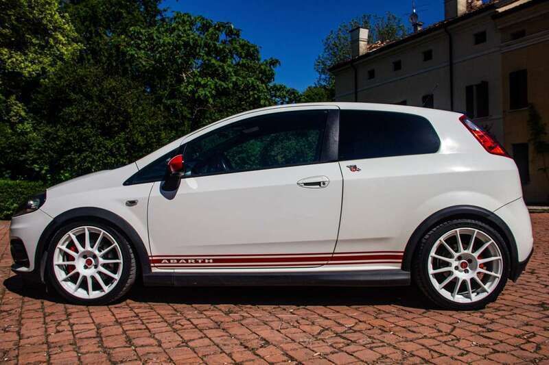 Bianco Usata 2010 Abarth Grande Punto Due volumi | 8500 € (Buon prezzo) - Immagine 1/4