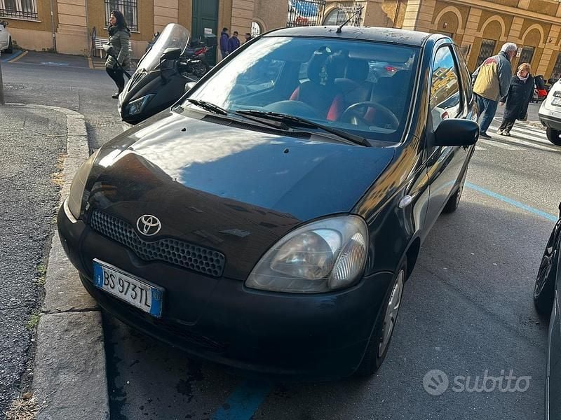 Nero Usata 2001 Toyota Yaris Due volumi | 900 € (Ottimo prezzo) - Immagine 1/4