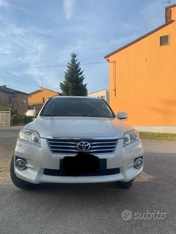 Bianco Usata 2010 Toyota RAV4 SUV | 8500 € (Buon prezzo) - Immagine 1/4