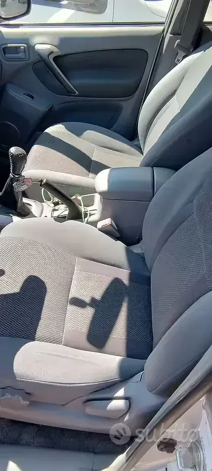 Usata Toyota RAV4 128 CV (94 kW) 2003 Grigio SUV