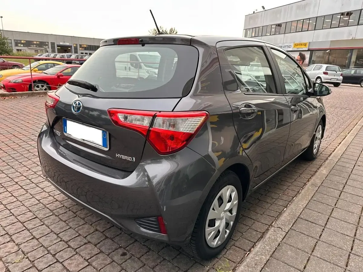 Usata Toyota Yaris Hybrid Cool 73 CV (53 kW) 2018 Grigio Berlina