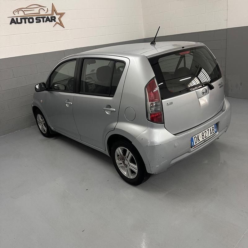 Usata Daihatsu Sirion 91 CV (66 kW) 2006 Argento Utilitaria