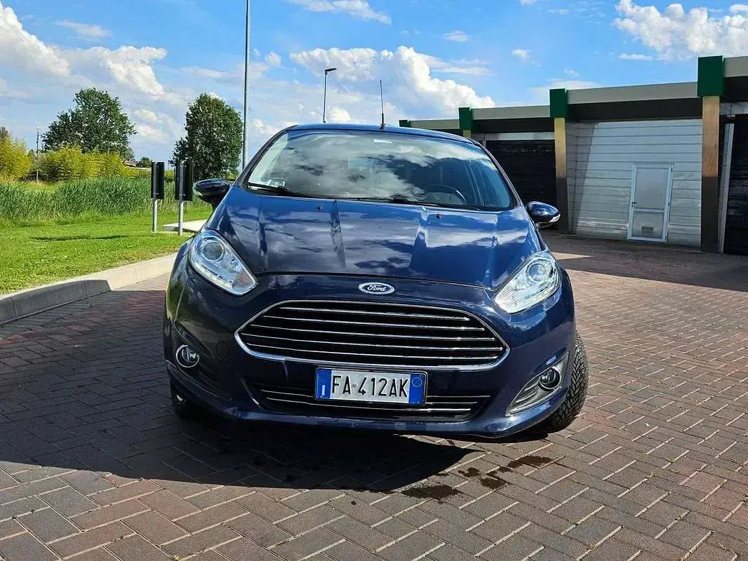 Usata Ford Fiesta Titanium 80 CV (58 kW) 2015 Blu/azzurro Utilitaria