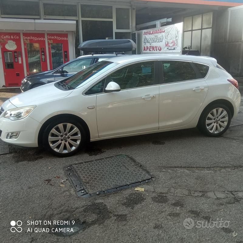 Usata Opel Astra 90 CV (66 kW) 2013 Berlina