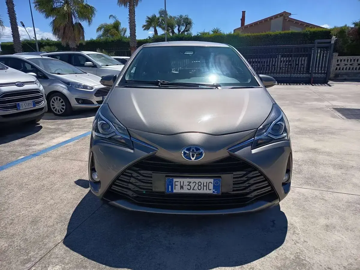 Usata Toyota Yaris Hybrid Business Edition 73 CV (53 kW) 2019 Grigio Berlina