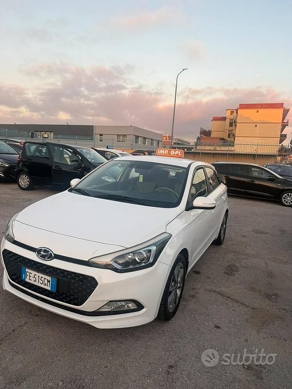 Bianco Usata 2016 Hyundai i20 Tre volumi | 5799 € (Buon prezzo) - Immagine 1/4