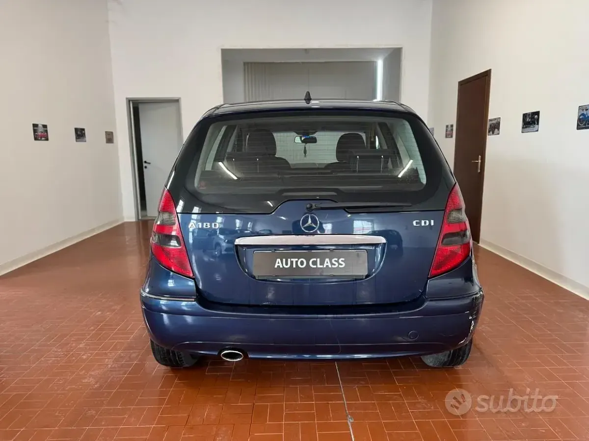 Usado Mercedes A180 Avantgarde 109 CV (80 kW) 2004 Azul Berlina