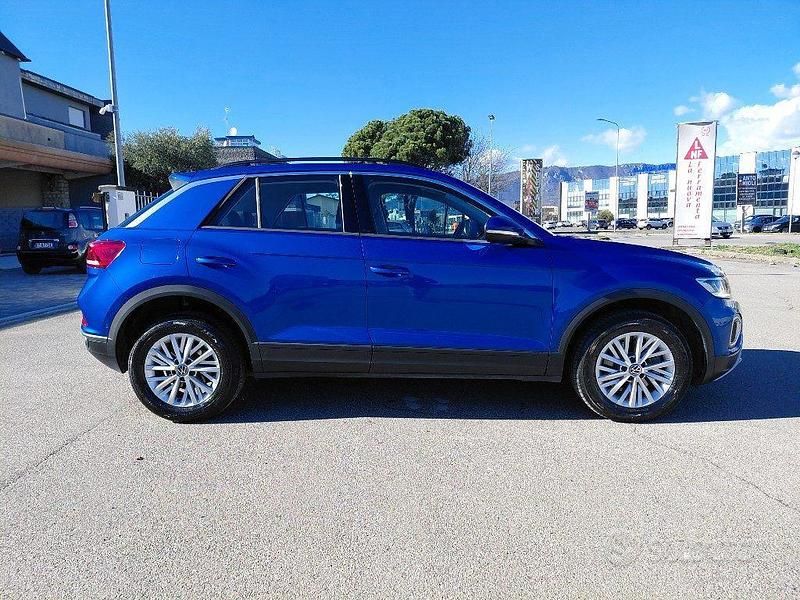 Usata VW T-Roc Life 150 CV (110 kW) 2022 Blu SUV
